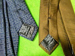 2 corbatas de seda natural Bally