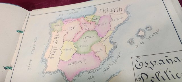 Antiguo cuaderno escolar de geografía – 11 mapas