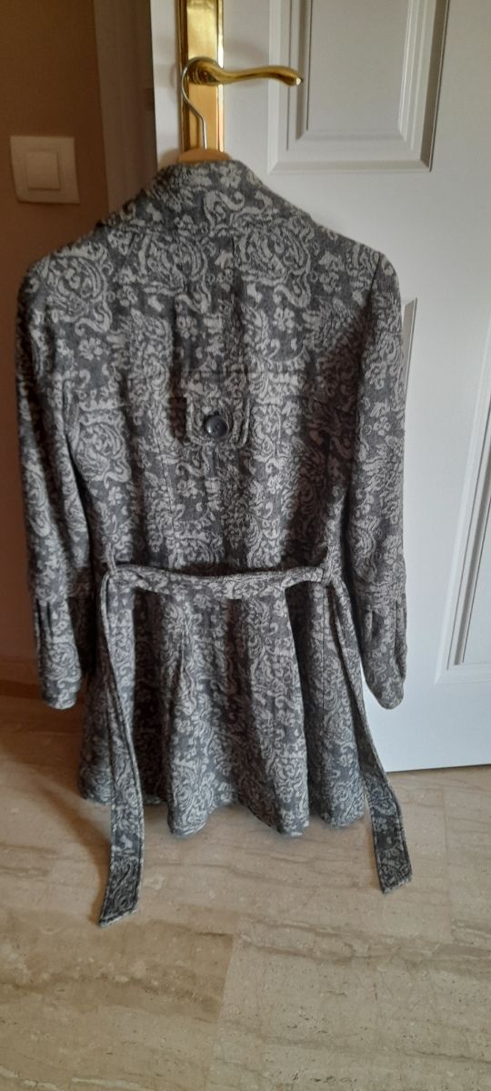 Abrigo gris con cinturón