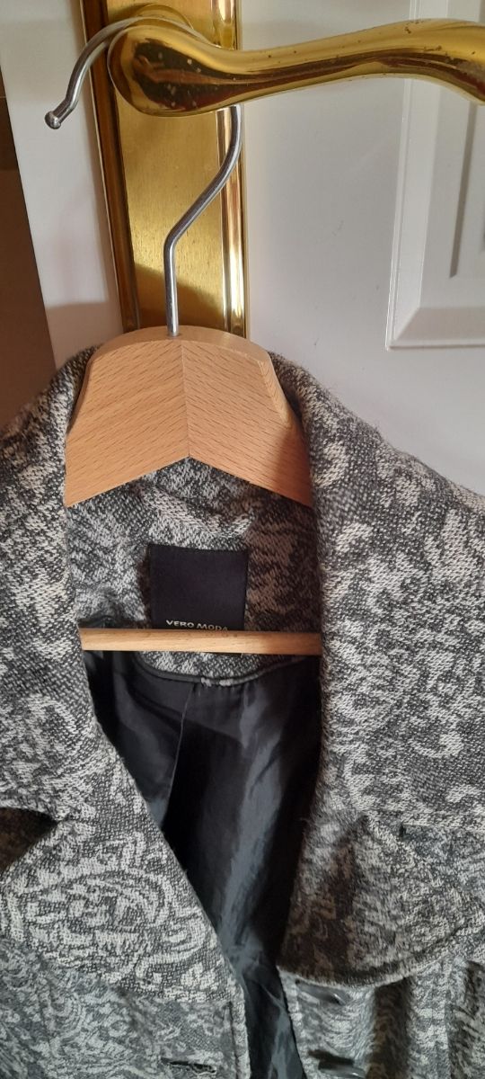 Abrigo gris con cinturón