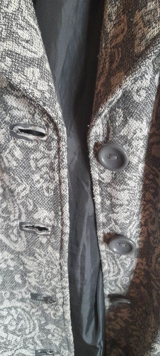 Abrigo gris con cinturón