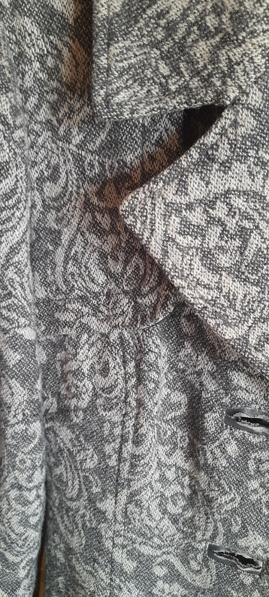 Abrigo gris con cinturón