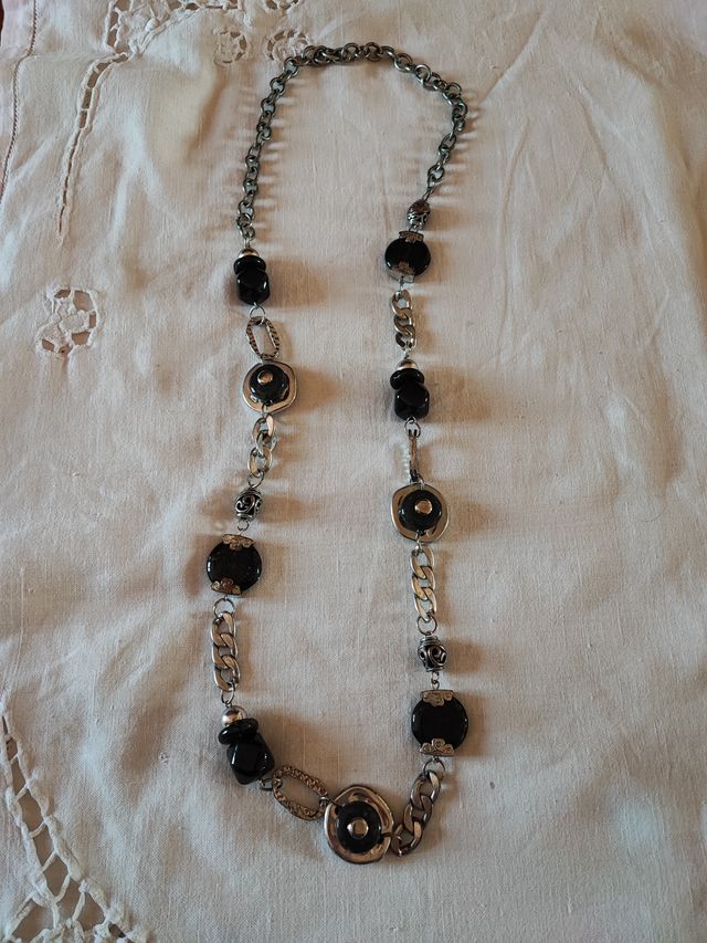 Collana lunga metallo/pietre dure nere cm. 105