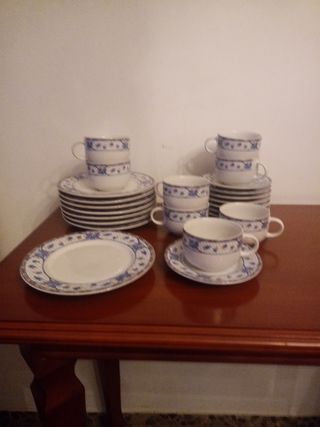Tazas de té y platos de postre