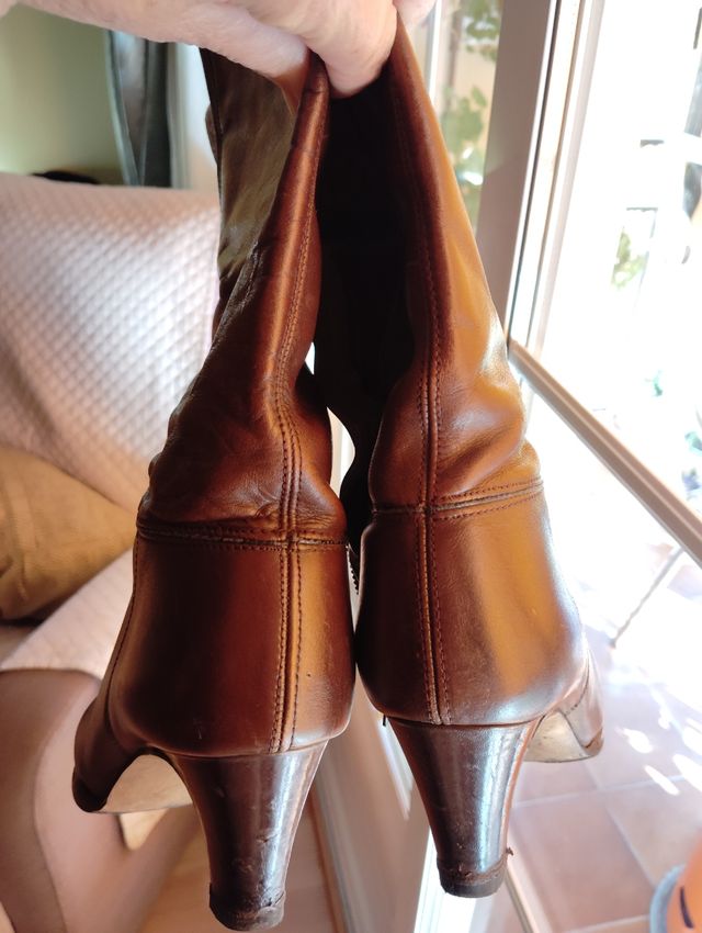 Botas de piel en marrón.