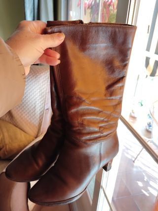 Botas de piel en marrón.