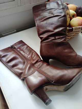 Botas de piel en marrón.