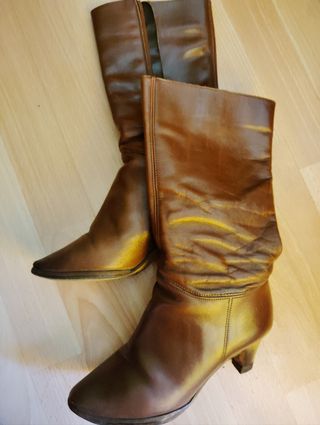 Botas de piel en marrón.