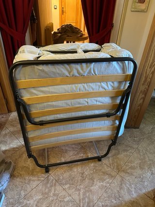 Cama y colchón plegable