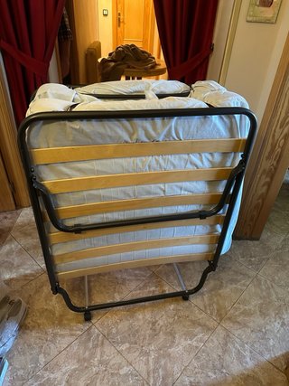 Cama y colchón plegable