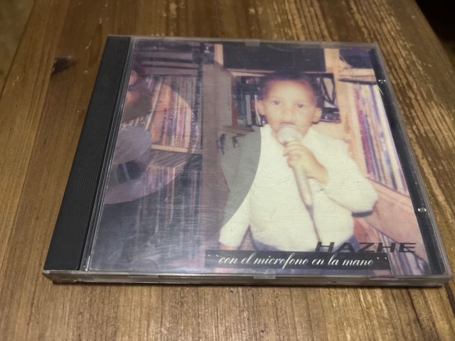 Cd Hazhe - Con el microfono en la mano