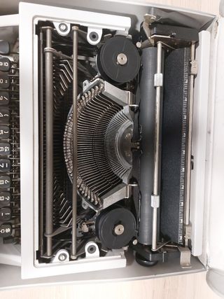 Máquina de escribir Olivetti Dora