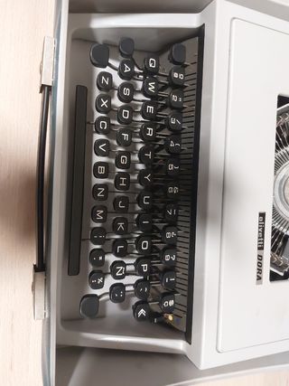 Máquina de escribir Olivetti Dora