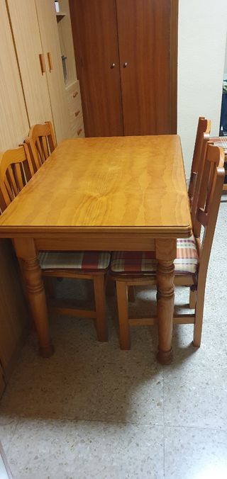 Mesa madera y sillas