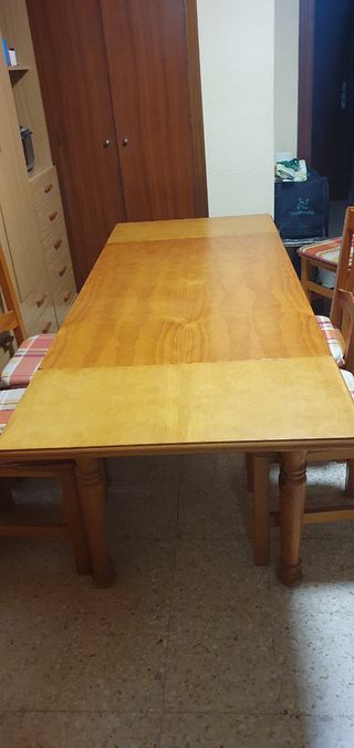 Mesa madera y sillas