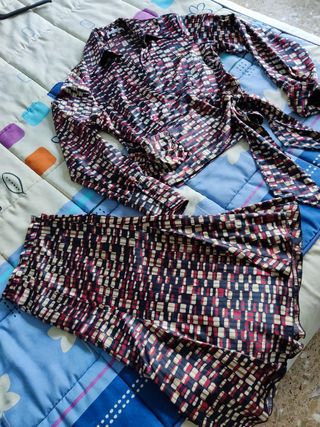 Conjunto de blusa y falda satinadas.