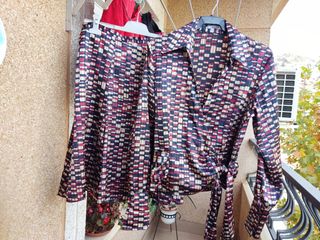 Conjunto de blusa y falda satinadas.