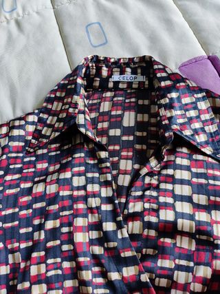 Conjunto de blusa y falda satinadas.