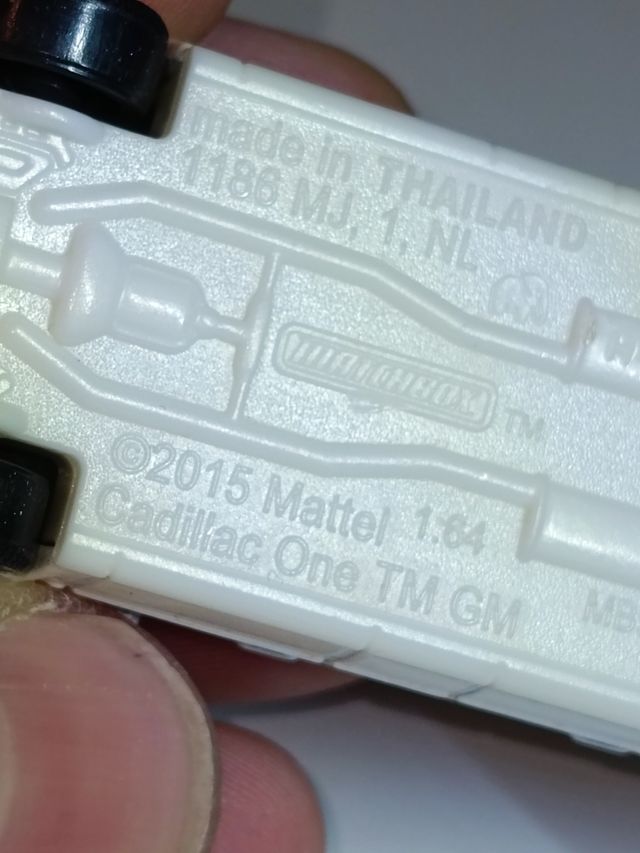 LIMUSINA CADILLAC ONE 1/64 MATCHBOX