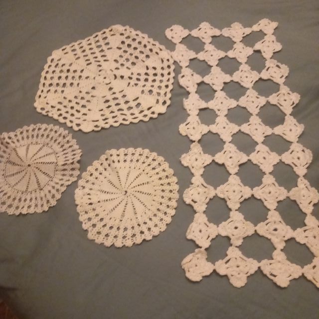 Set di tappeti all'uncinetto