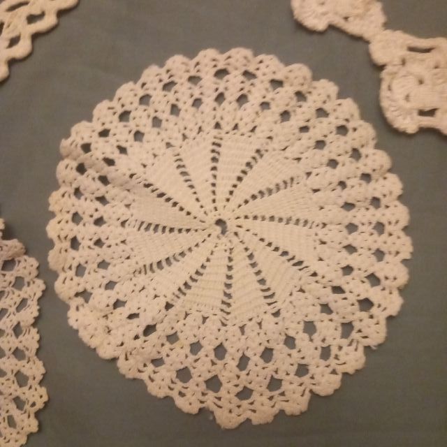 Set di tappeti all'uncinetto