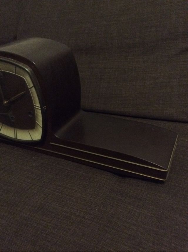 Reloj antiguo de sobremesa de madera.