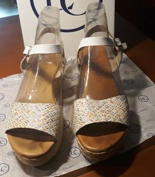 Sandalias cuña de piel blancas