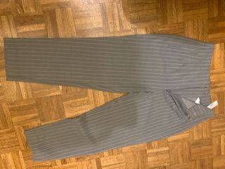 Pantalon gris-raya diplomatica. Stradivarius