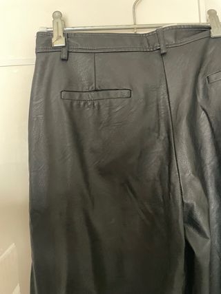 Pantalón imitación piel