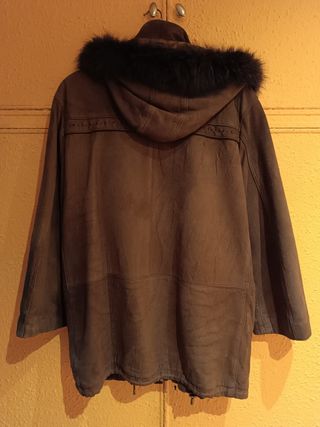 Chaquetón ante mujer