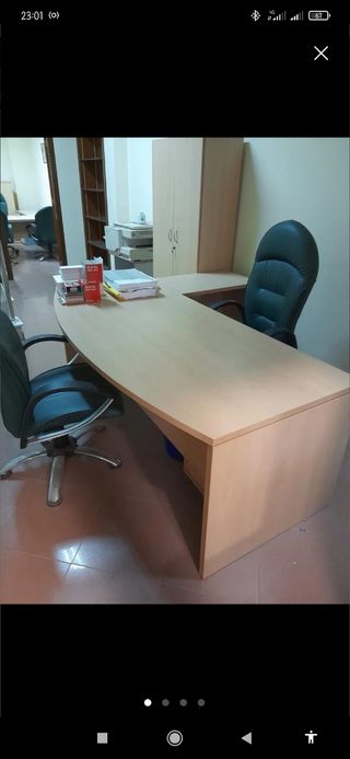 Mesa de escritorio para oficina amplia