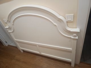 Cabecero blanco de madera