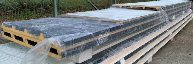 PANEL SÁNDWICH CON TAPAJUNTAS