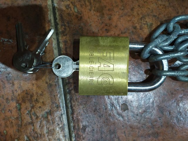 Candado y cadena