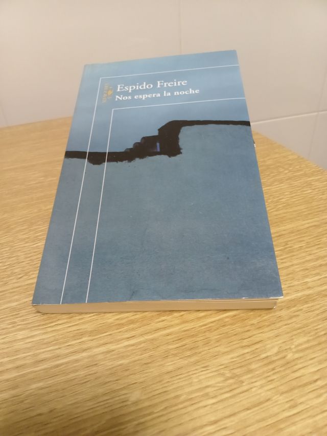 NOS ESPERA LA NOCHE (Spanish Edition)