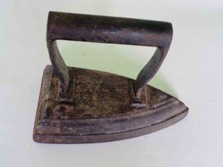 Dos planchas antiguas de hierro