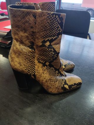 Botín de piel de zara tipo serpiente