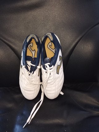 Zapatos de fútbol.