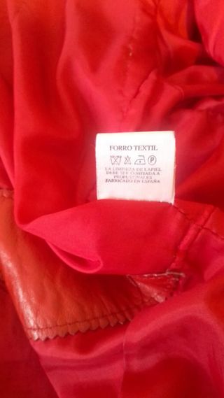 Vendo cazadora de piel color rojo Burdeos