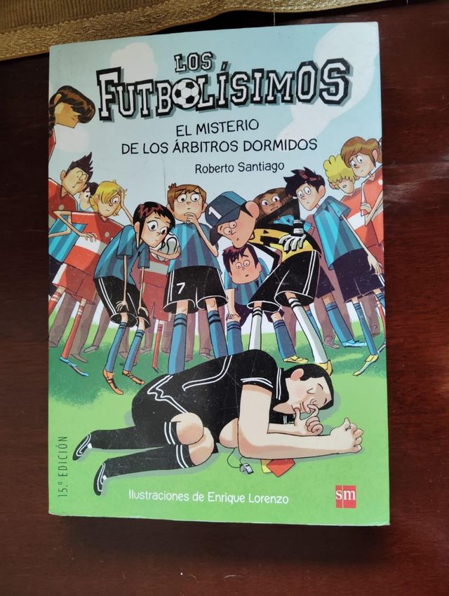 Los Futbolísimos 1: El misterio de los árbitros dormidos (Spanish Edition)