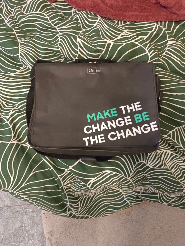 Maletín y bolsa Make the change be the change