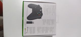 Mando Xbox con adaptador inalámbrico.