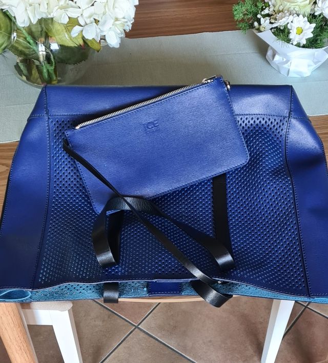 Borsa pelle Iceberg blu.