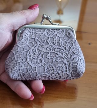 Monedero con diseño de flores en relieve y broche