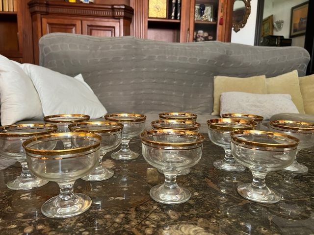 Copas de champán con borden en oro