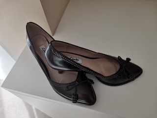 Zapatos de tacón de piel color vino