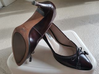 Zapatos de tacón de piel color vino