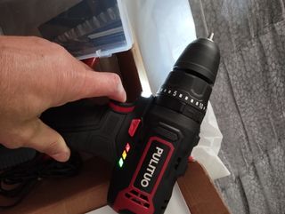 Taladro percutor inalámbrico con Bater