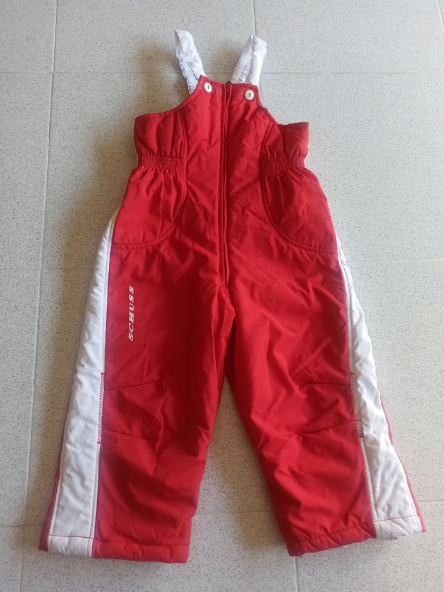 Mono rojo para la nieve. Schuss. Talla 24 meses