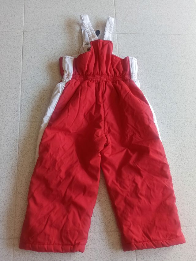 Mono rojo para la nieve. Schuss. Talla 24 meses
